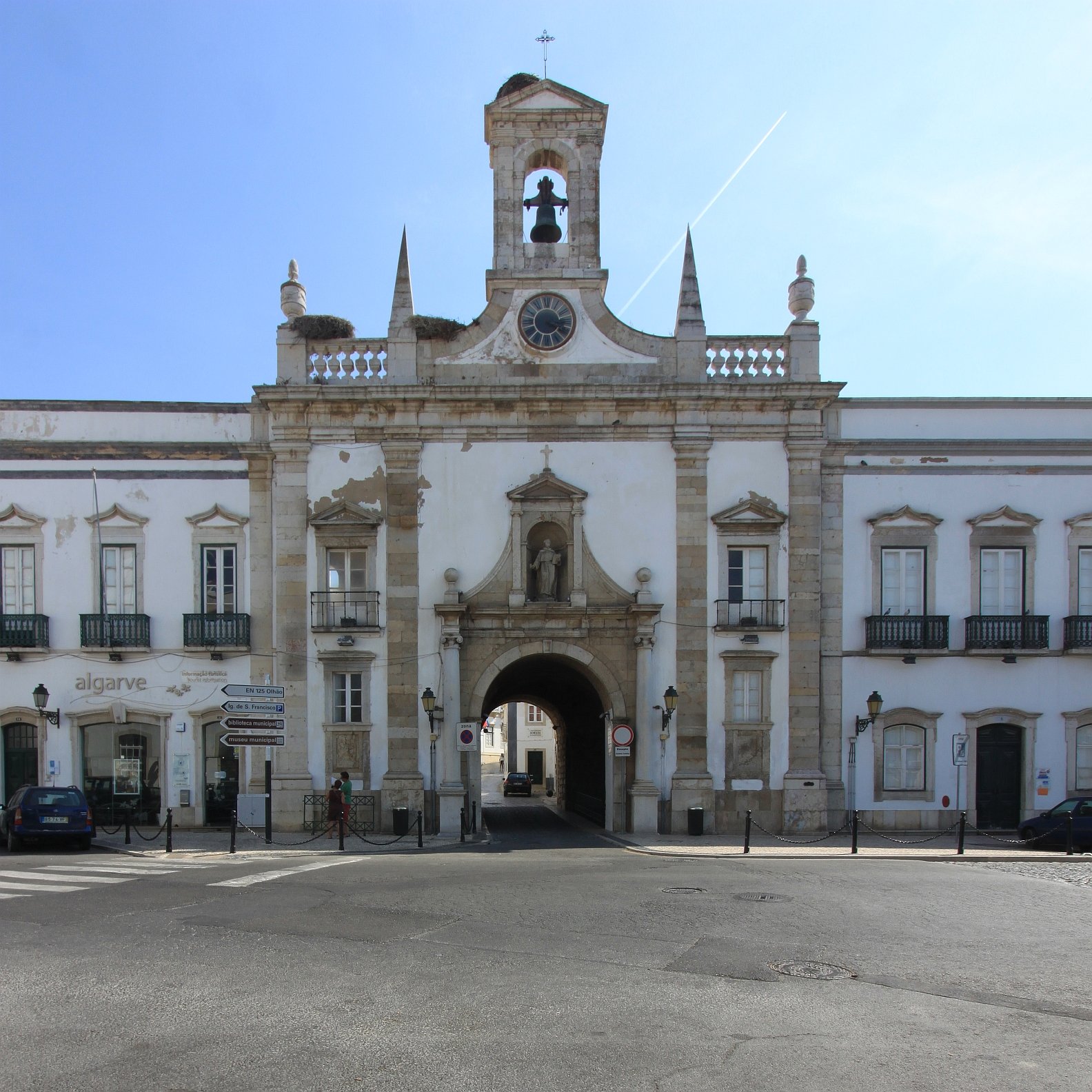 Centro histórico de Faro com Arco da Vila