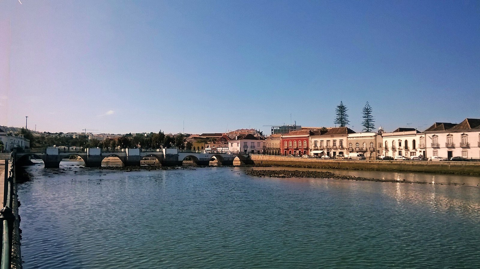 Telhados de Tavira com chaminés algarvias