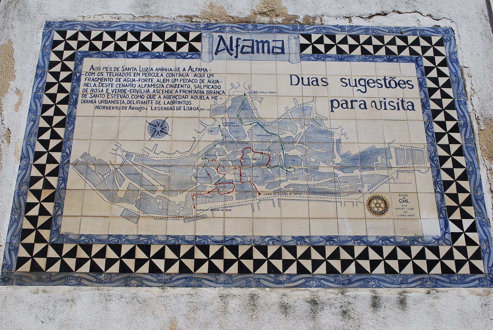 Lisboa — Alfama com azulejos e roupa estendida