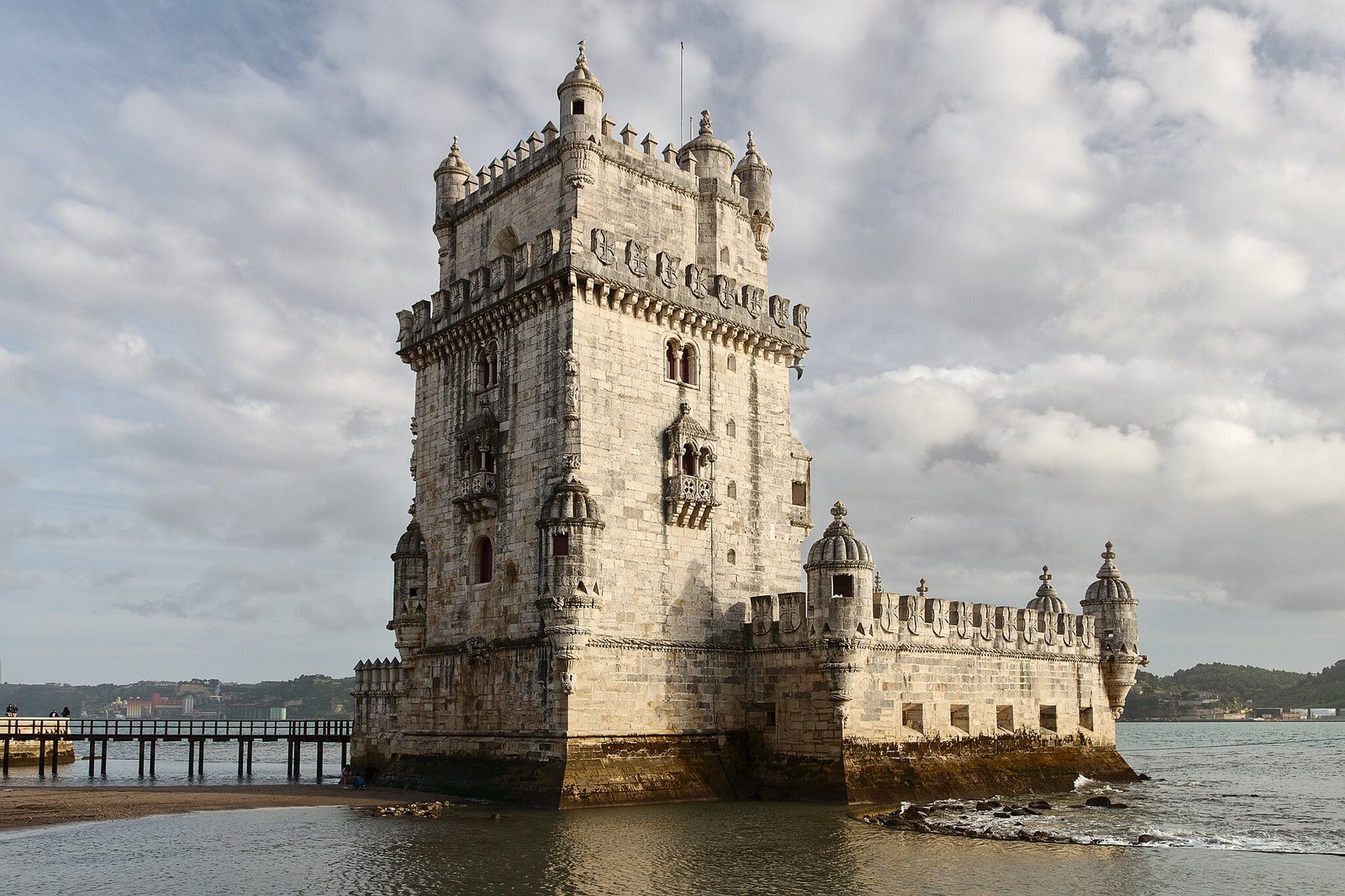 Torre de Belém ao amanhecer com reflexo no Tejo