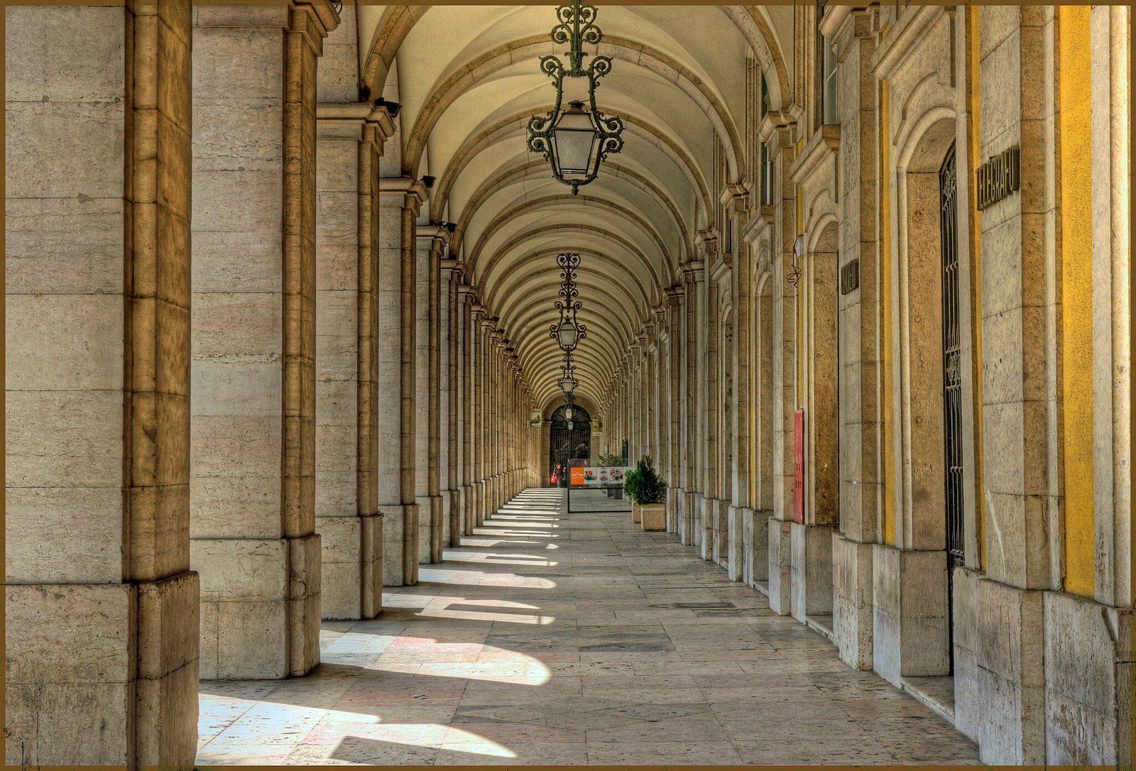 Praça do Comércio com arcadas pombalinas e Tejo