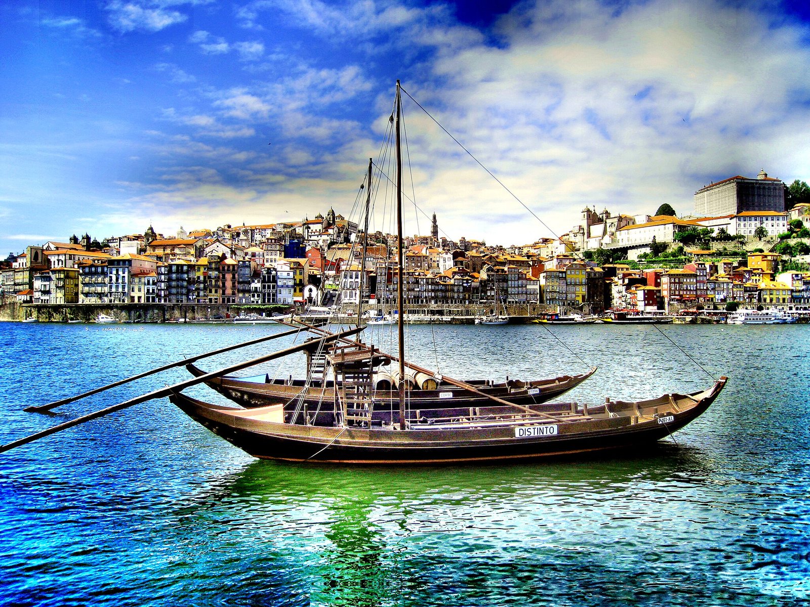 Cais da Ribeira ao amanhecer com barcos rabelos